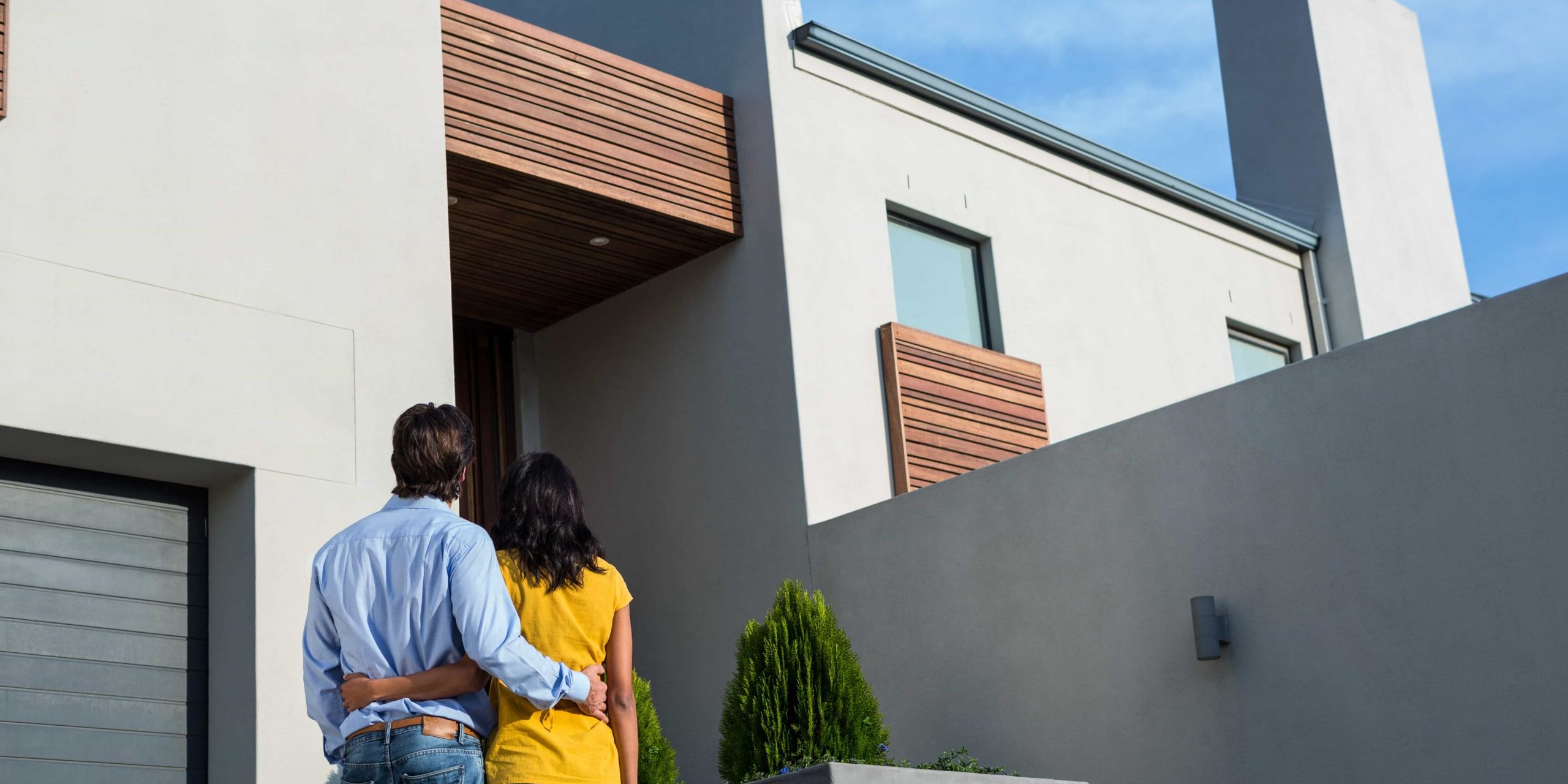 Pareja feliz en su nueva casa