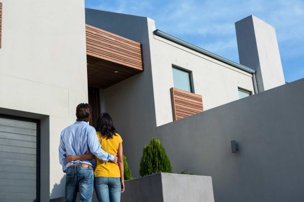 Pareja feliz en su nueva casa